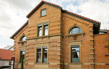 Das Gebäude der Zahnarztpraxis von der Straße aus betrachtet