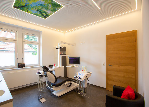 Behandlungszimmer einer Zahnarztpraxis