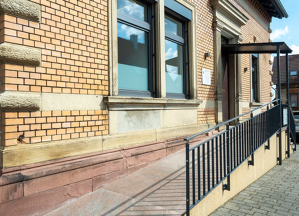 Eine Rampe vor der Haustür ermöglicht den barrierefreien Zugang zur Zahnarztpraxis