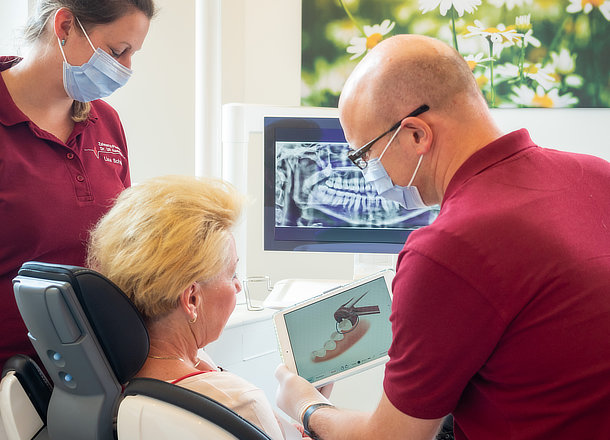 Der Zahnarzt berät die Patientin