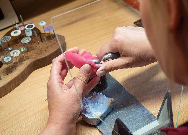 Zahntechnikerin bei der Arbeit